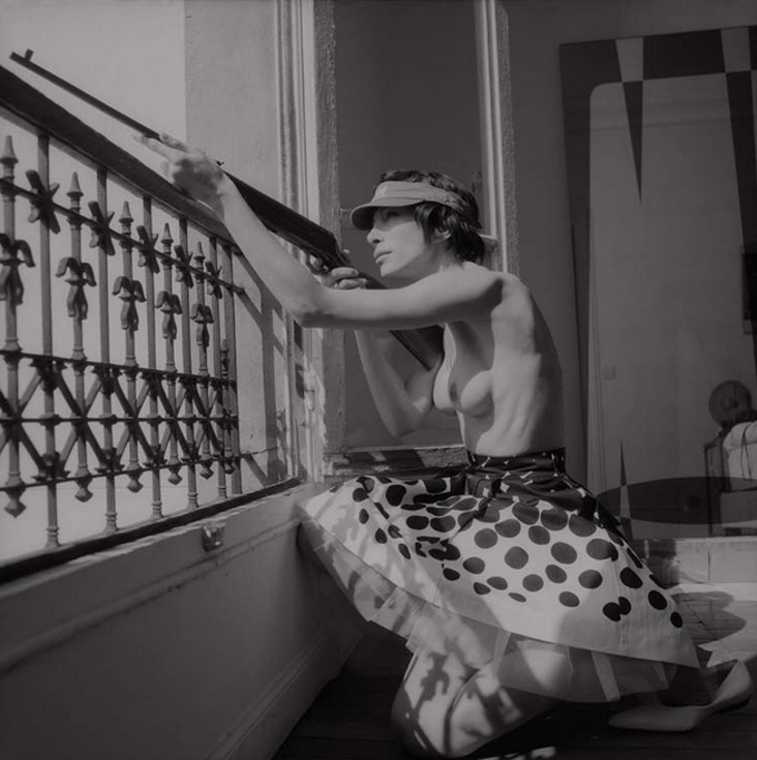 680x682, 233 Kb / девушка, ружье, платье, горошек, ч/б