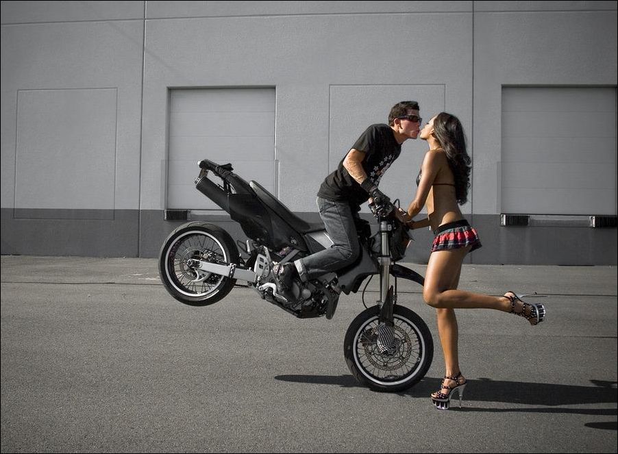 902x663, 99 Kb / мотоцикл, поцелуй, очки, стоя