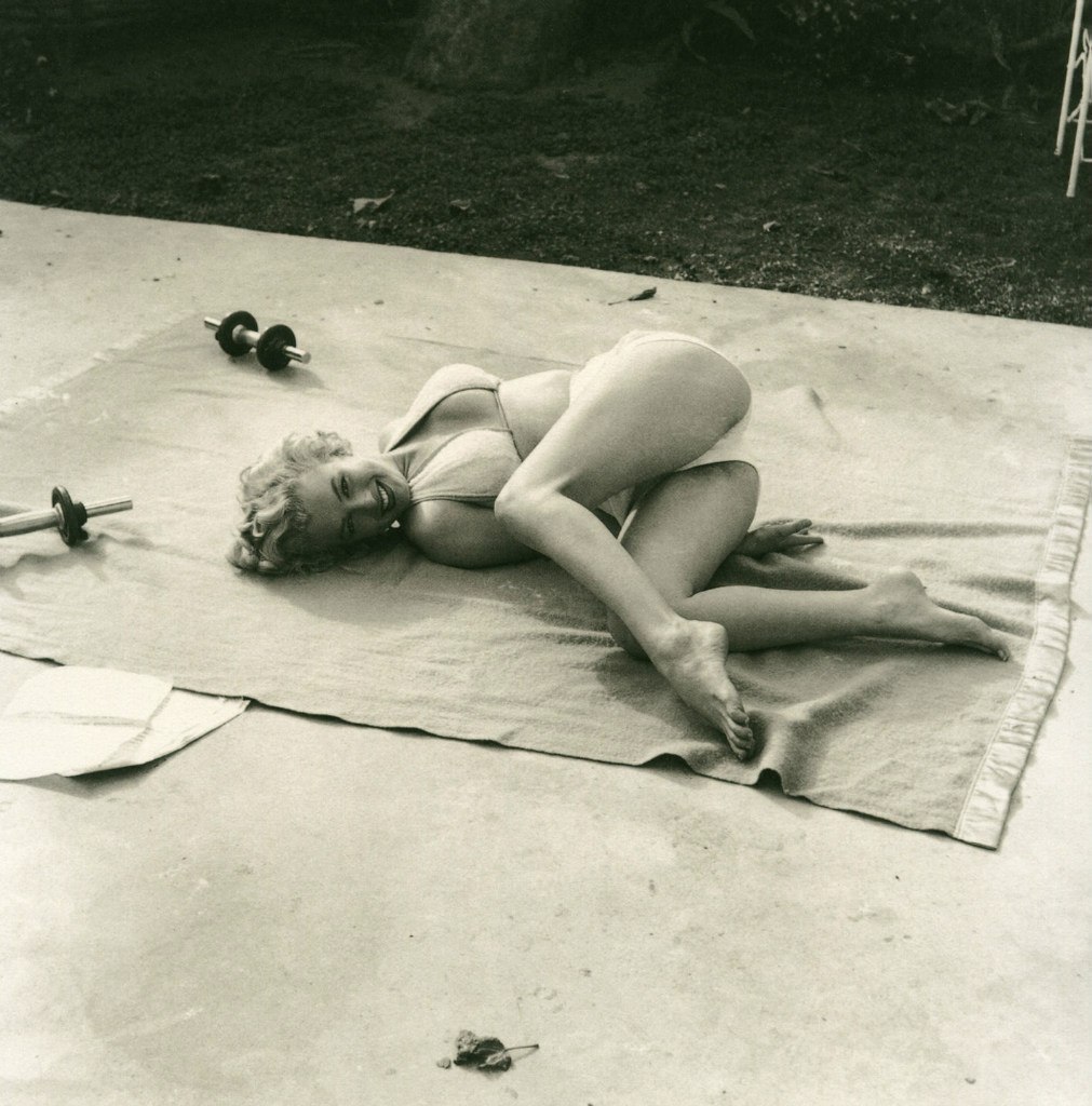 1011x1024, 182 Kb / Marilyn Monroe, Мэрилин Монро, гантели, ч/б