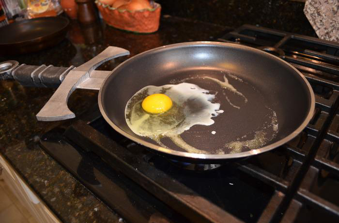 700x461, 151 Kb / сковорода, яичница, меч