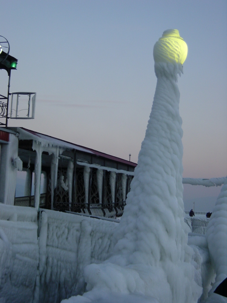 768x1024, 268 Kb / зима, набережная, фонарь