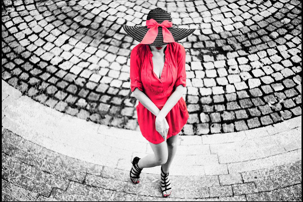 1000x667, 259 Kb / девушка, платье, шляпа, бант, брусчатка