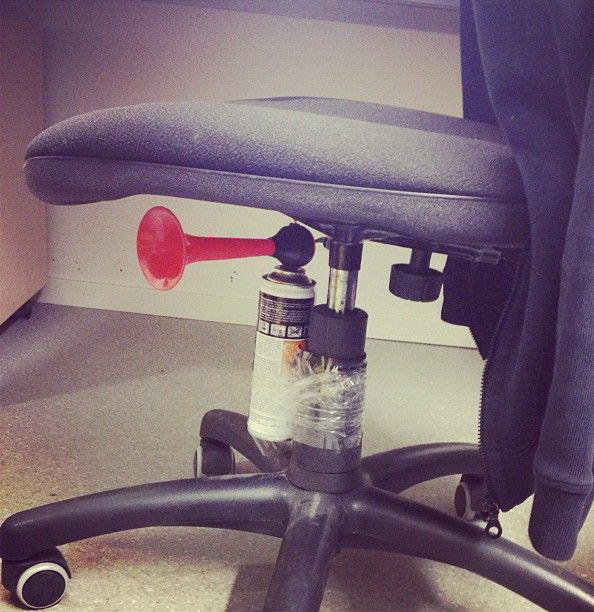 594x612, 109 Kb / кресло, сигнал, ревун, скотч, подстава, западло, слабительное