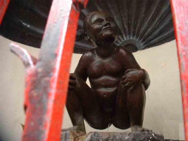 620x465, 28 Kb / Памятник, девочка, писает