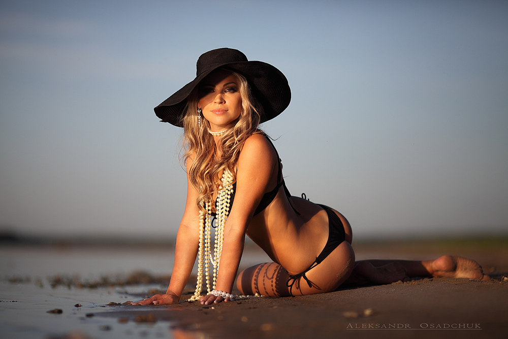 1000x667, 266 Kb / море, блондинка, плюж, шляпа