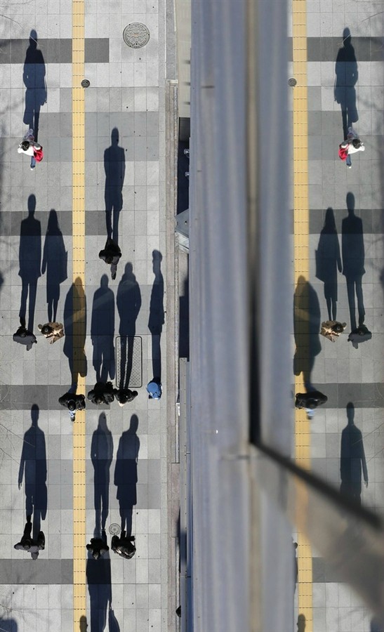 547x900, 111 Kb / тень, дорога, люди