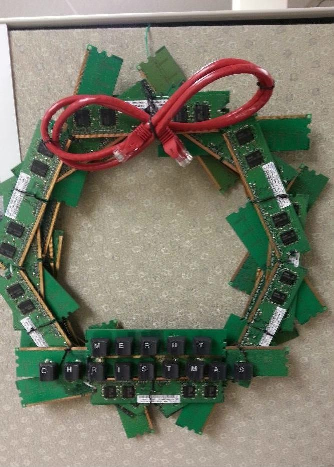 667x933, 142 Kb / венок, платы, кабель, клавиши,  кристмас
