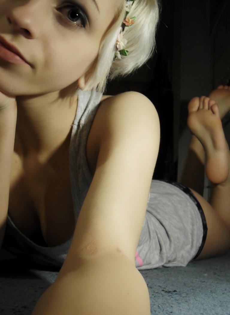 768x1051, 64 Kb / Девушка, диван, ноги