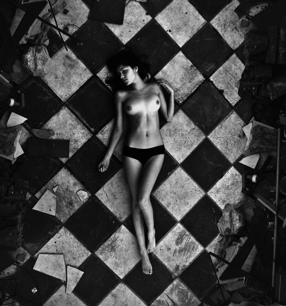 959x1024, 211 Kb / шахматка, ч/б, сиськи, на полу, кафель, срач