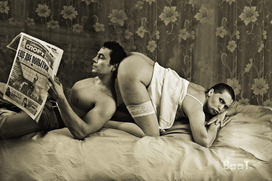 920x613, 142 Kb / газета, подушка, ч/б