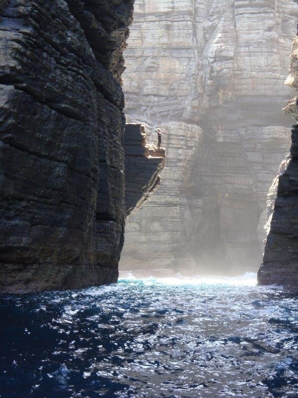 600x800, 132 Kb / скалы, прыжок