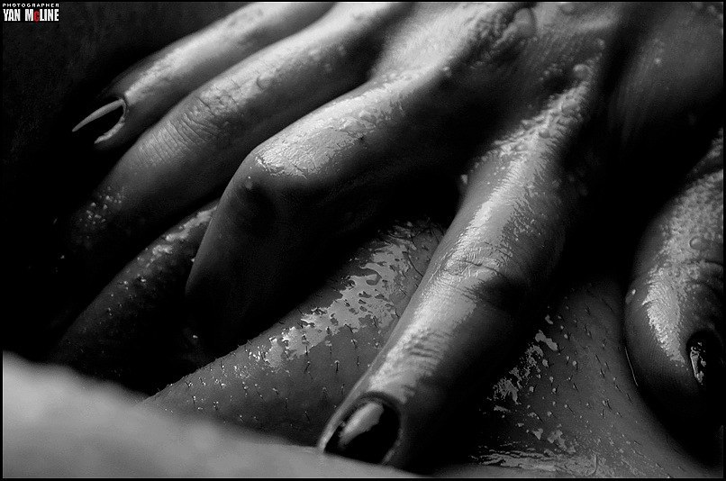 806x534, 91 Kb / пелотка, пальцы, ч/б