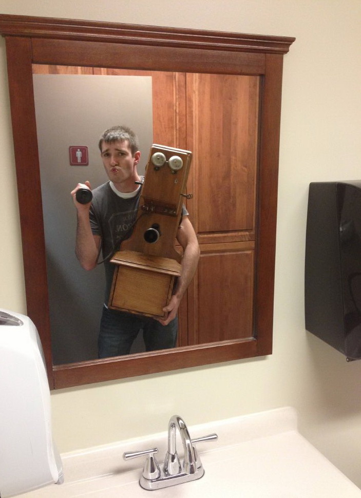 703x970, 157 Kb / лук, зеркало, телефон, дакфейс