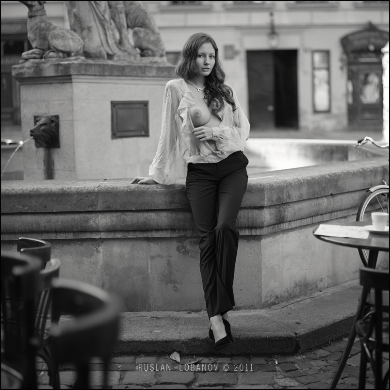 804x804, 193 Kb / брюки, рубашка, фонтан, велосипед, ч/б, Люба Шумейко, Львов