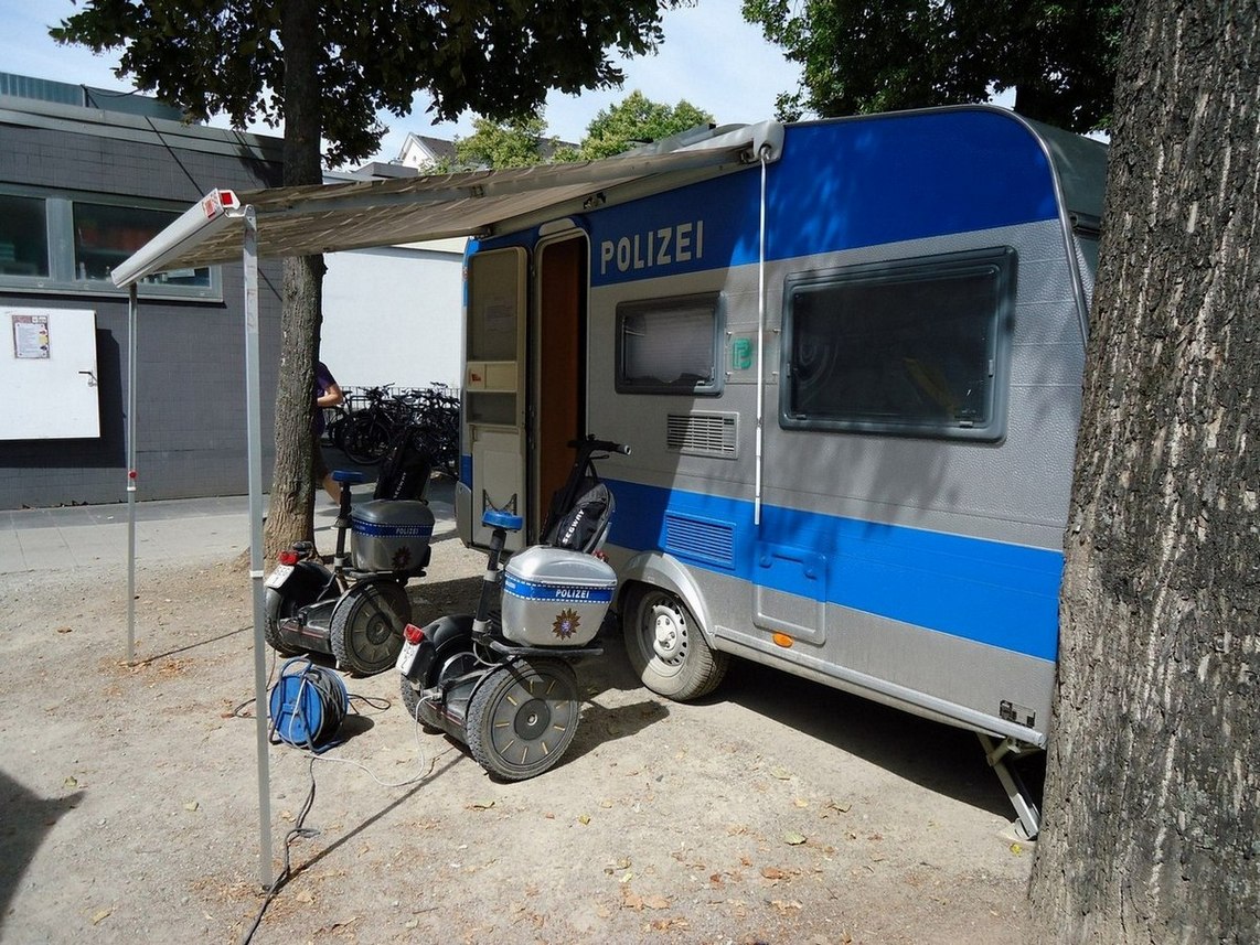 1142x857, 299 Kb / кэмпер, сегвэй, полиция