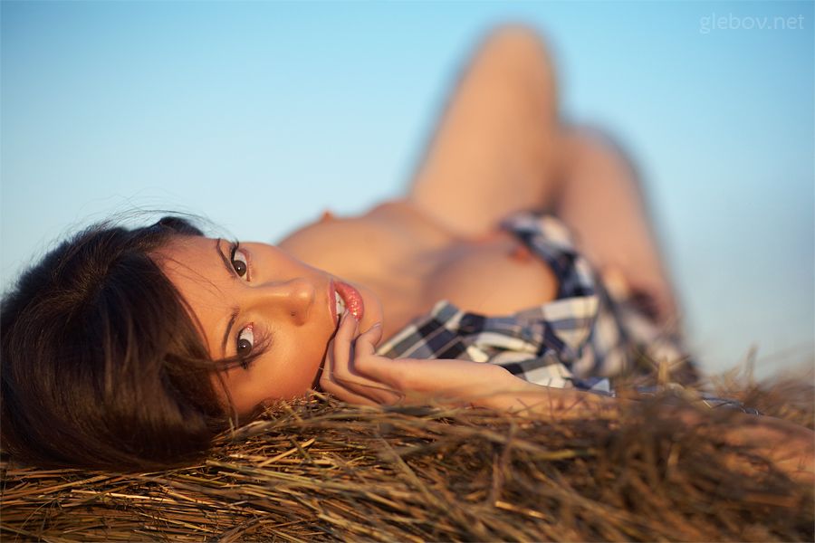 900x600, 60 Kb / волосы, взгляд, солома, рубашка, сиськи