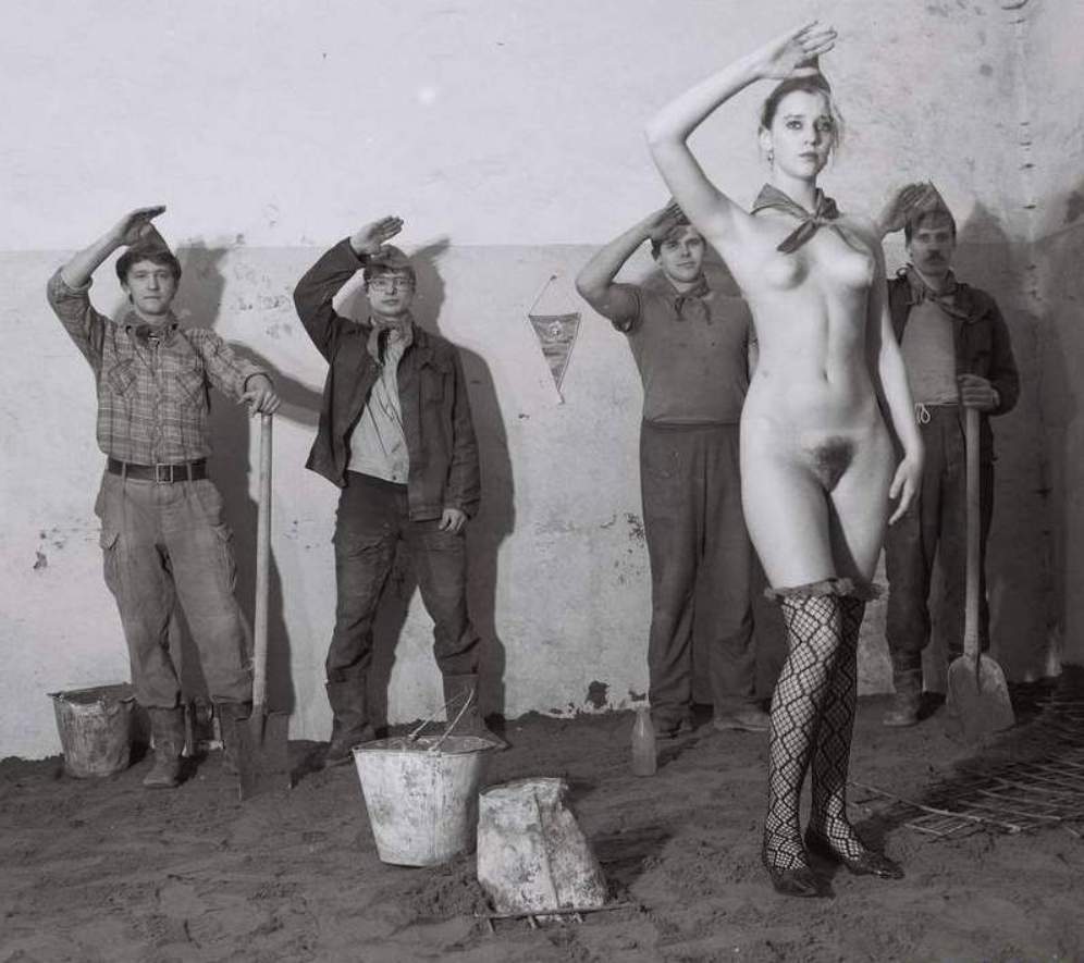 996x885, 79 Kb / пионерка, пионеры, ведра, лопаты, вымпел