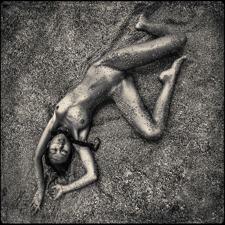 750x750, 298 Kb / тайка, китаянка, тайланд, пляж, песок, металл, хром, ч/б