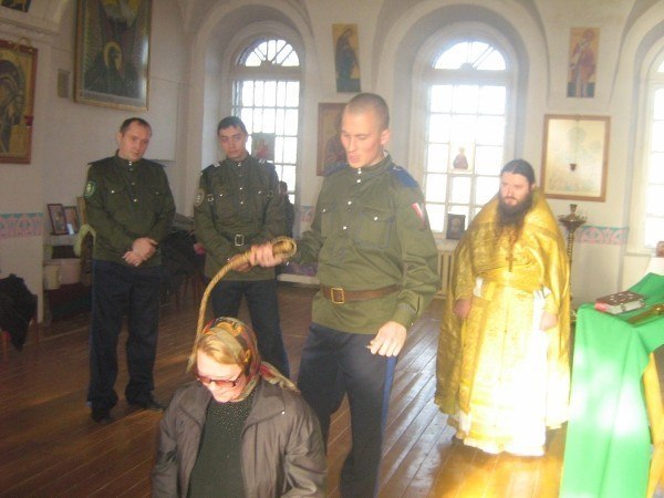 600x450, 53 Kb / обряд, казаки, священнослужитель, женщина