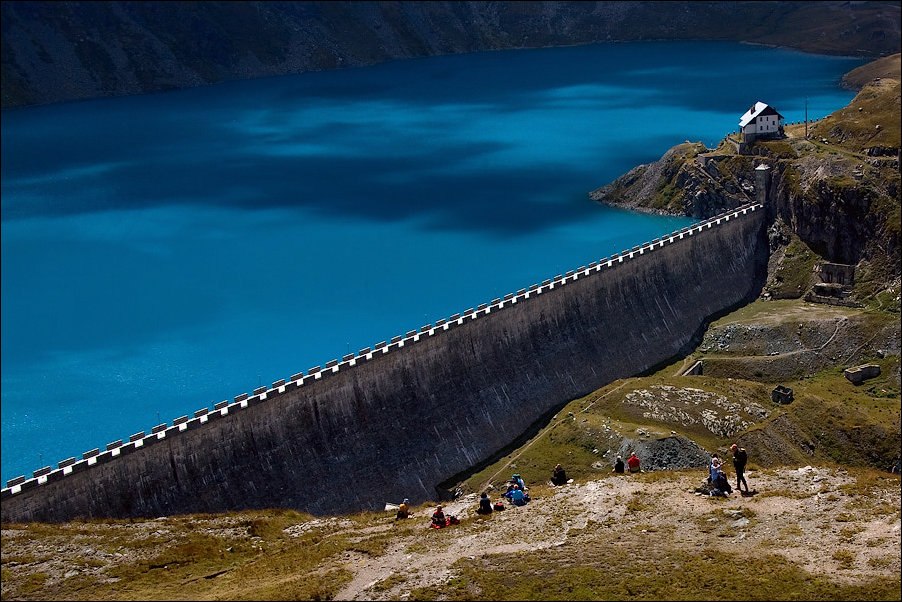 902x602, 149 Kb / дабма, плотина, водохранилище, озеро, синева, склон, люди