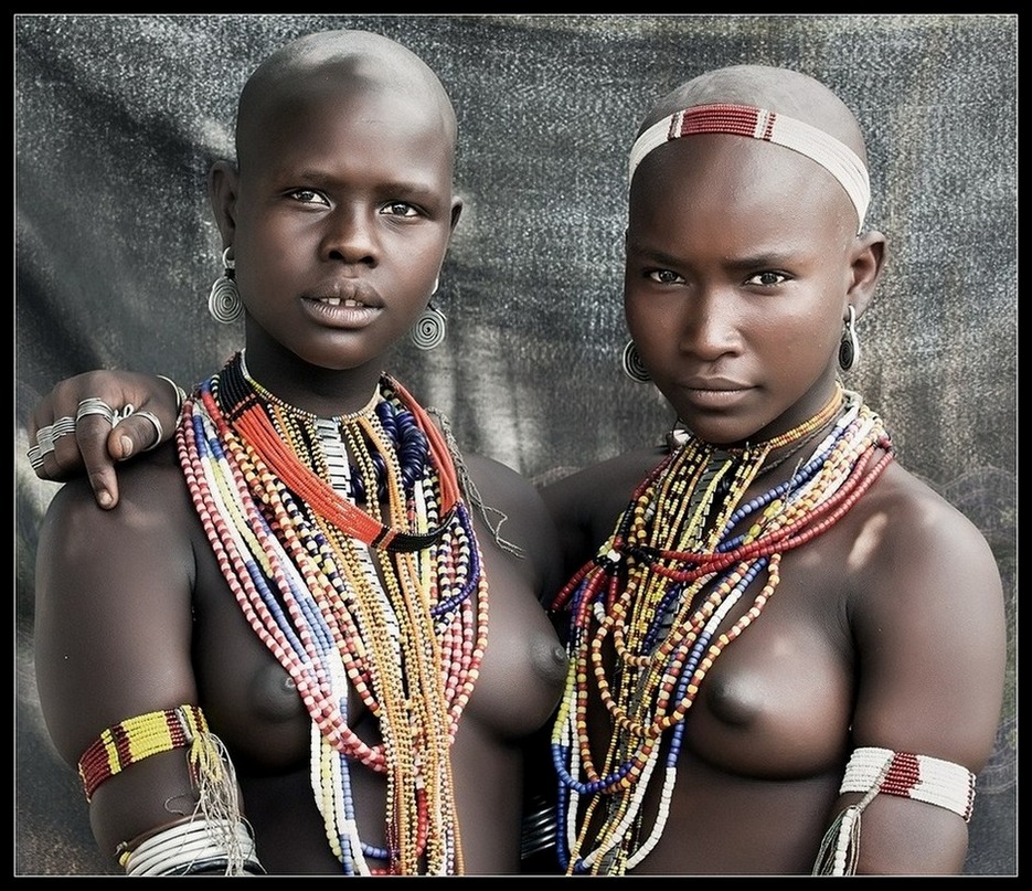 935x807, 296 Kb / негритянки, кольца, браслеты, бусы, серьги, эфиопия