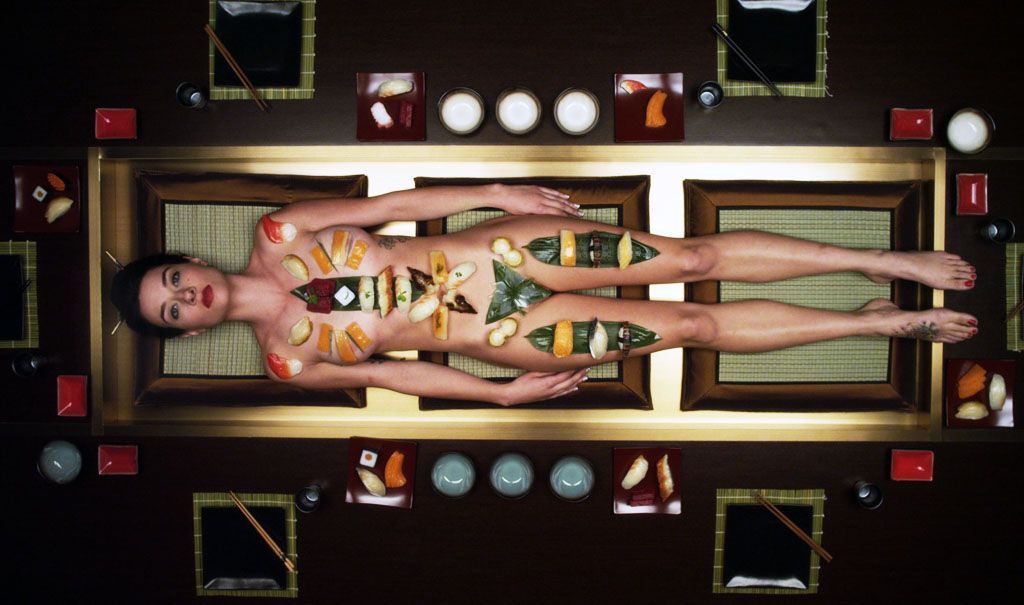 1024x605, 87 Kb / брюнетка, стол, суши, сверху, sushi girl