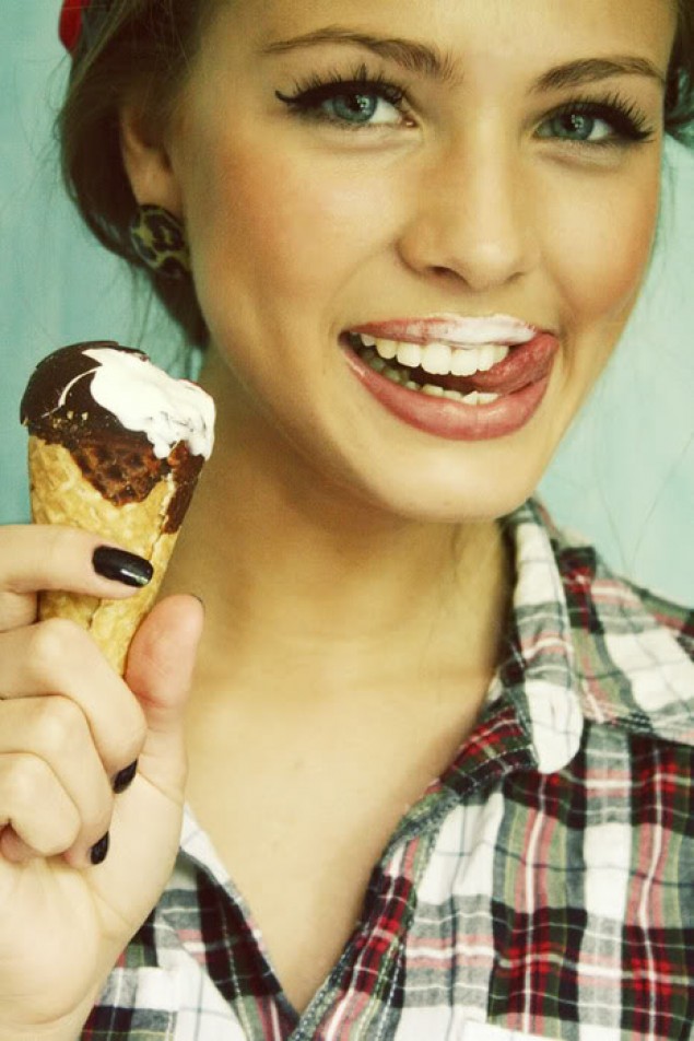 635x952, 114 Kb / девушка, рубашка, клетка, брюнетка, язык, улыбка, Юлия Трухина, мороженое