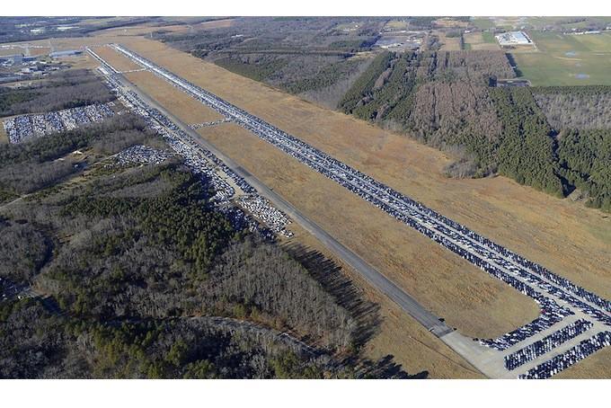 680x454, 73 Kb / аэродром, автомобили, Сэнди, деревья