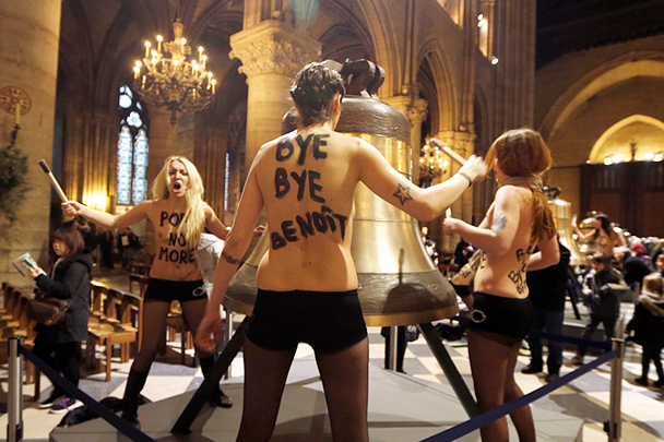 608x405, 285 Kb / femen, колокол, церковь, протест