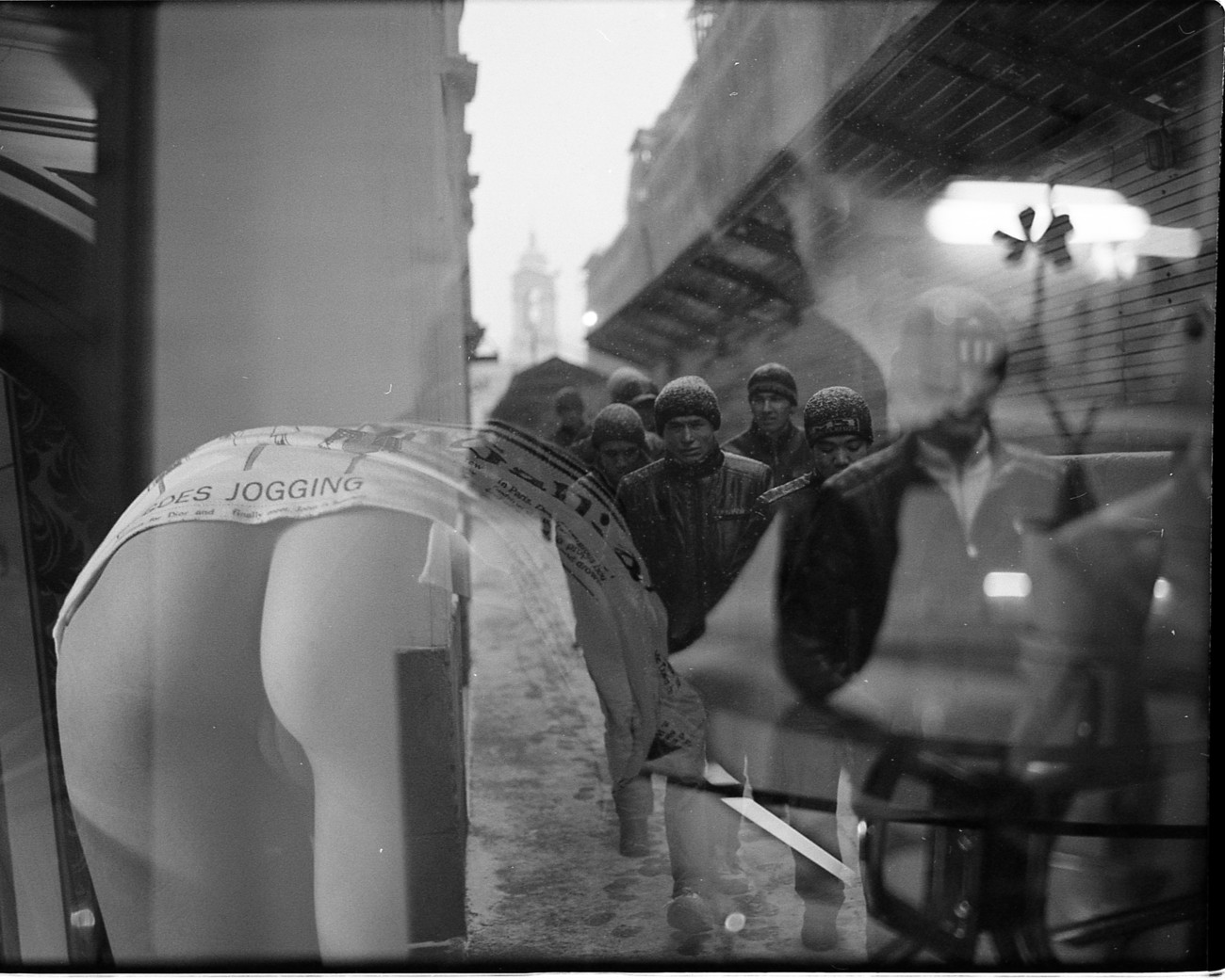 1300x1041, 243 Kb / задница, пелотка, стекло, отражение, мужики, ч/б