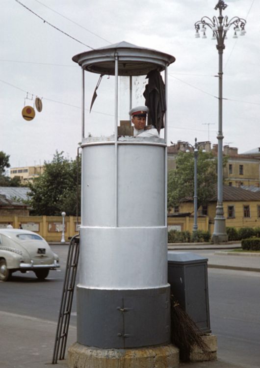 530x750, 60 Kb / Москва, 60е, милиционер, будка, постовой