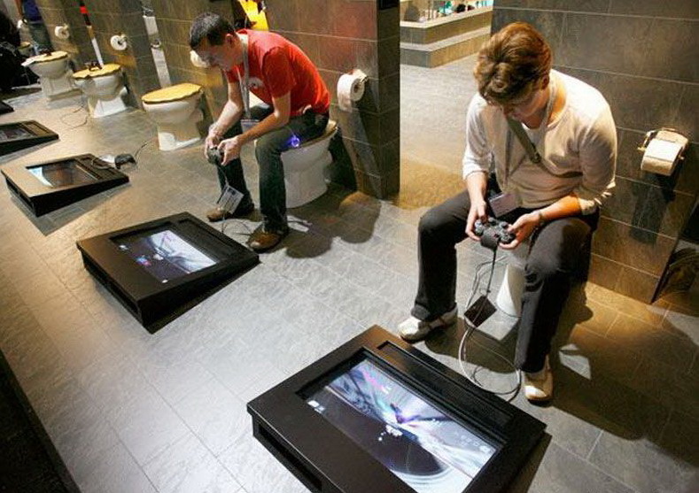 789x557, 168 Kb / туалет, игроки, приставка, мониторы