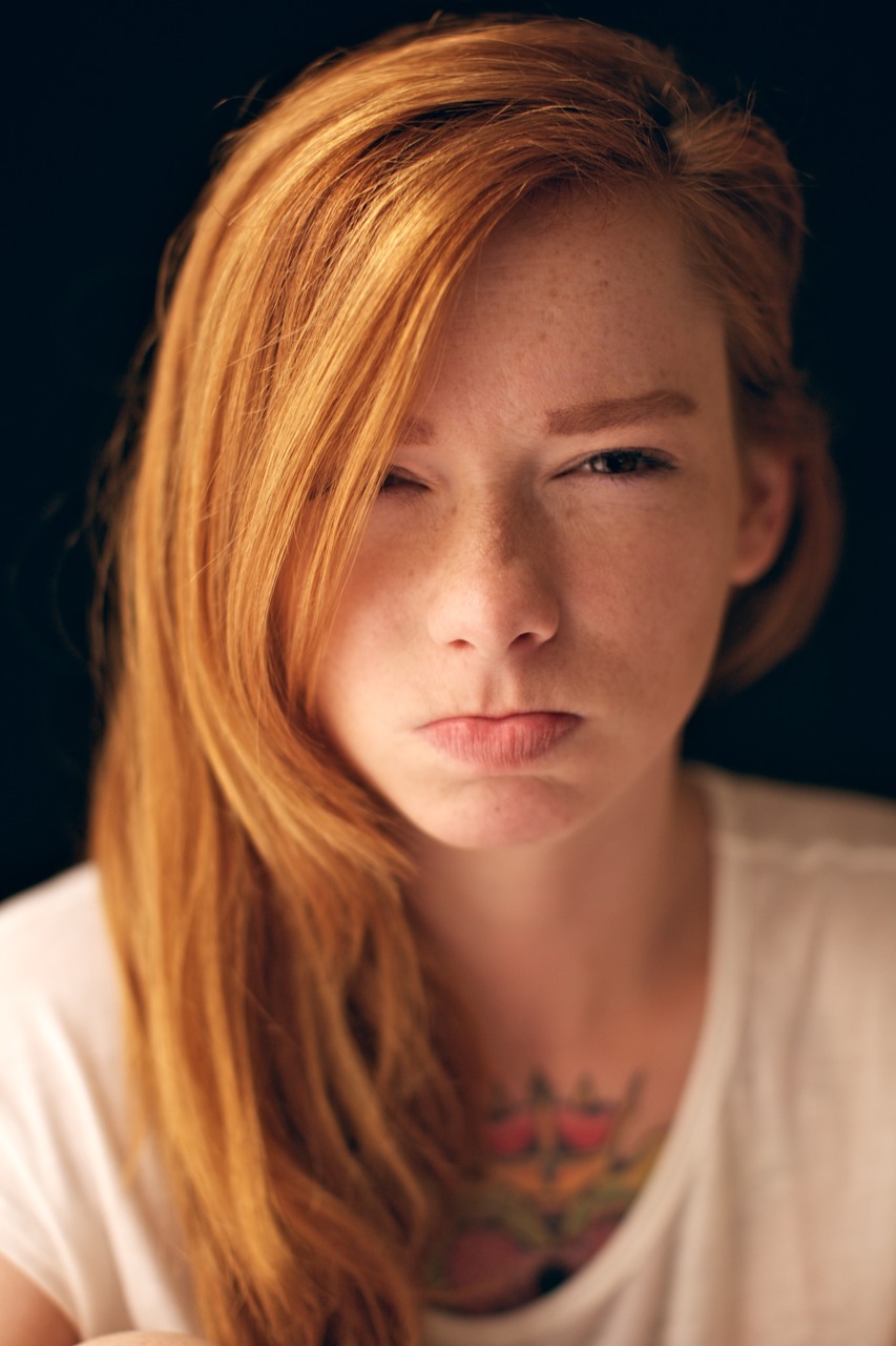 853x1280, 162 Kb / рыжая, веснушки, губа, прищур, взгляд, hattie watson