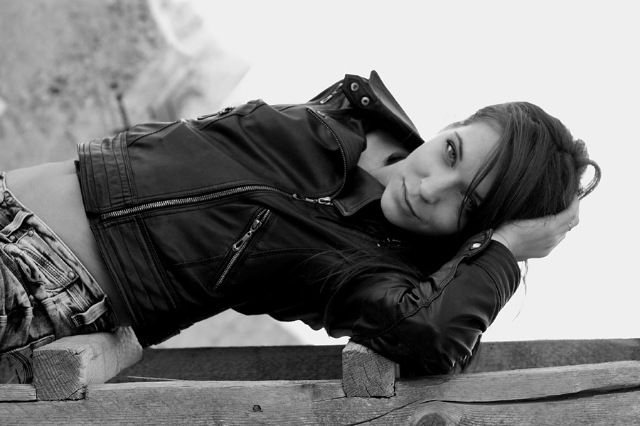 900x600, 181 Kb / Девушка, поза, взгляд, косуха, кожа