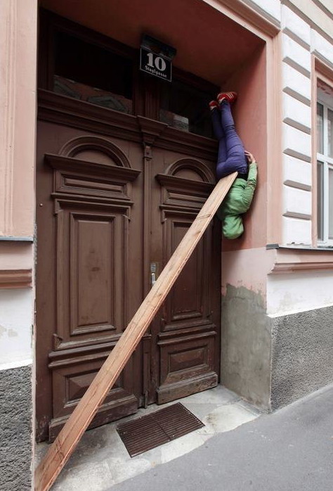 474x698, 93 Kb / Подъезд, дверь, доска, попа, планкинг