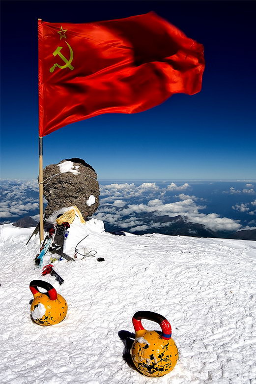 521x781, 106 Kb / гора, гири, флаг, эльбрус, ссср