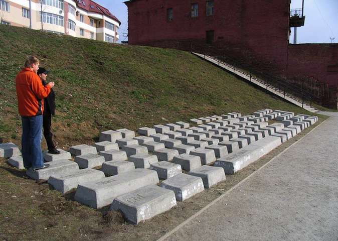 674x480, 133 Kb / Памятник, клавиатура, трава, люди