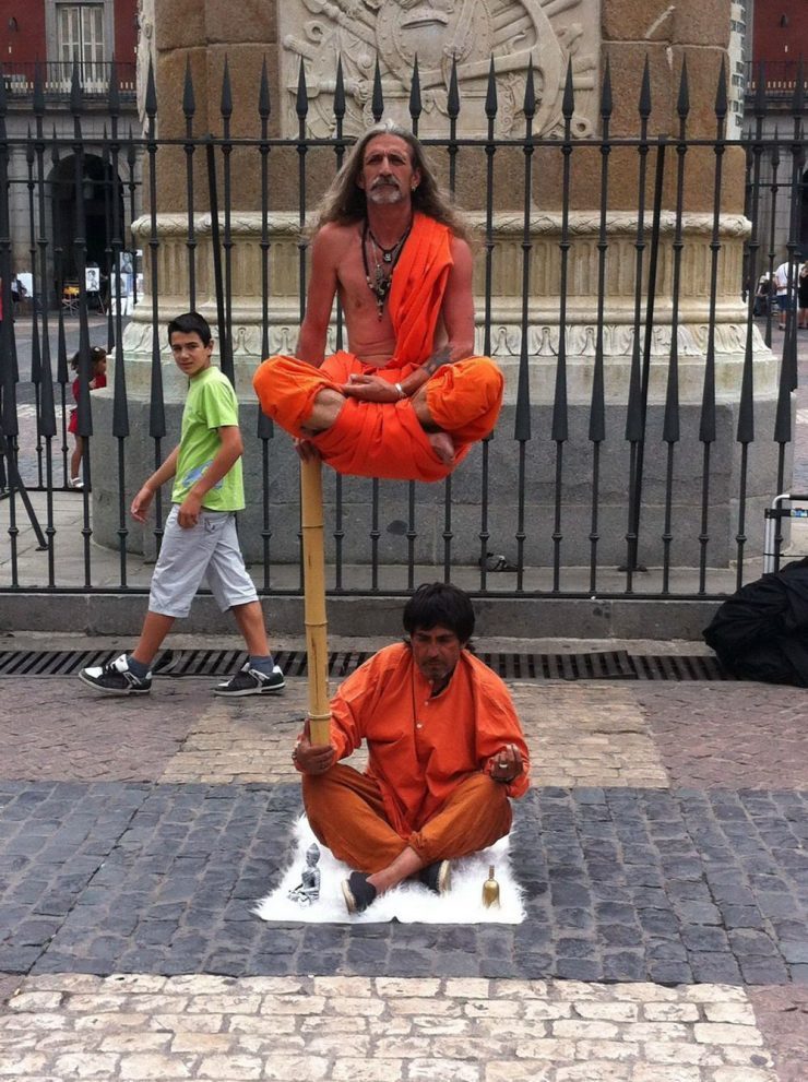 740x991, 171 Kb / улица, индус, бамбук, на бамбуке, чудак улица