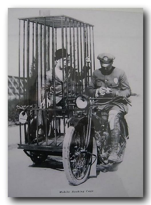 528x714, 58 Kb / мотоцикл, полицейский, клетка