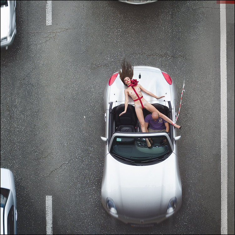 750x750, 275 Kb / авто, кабриолет, девушка, лента, бант, сверху