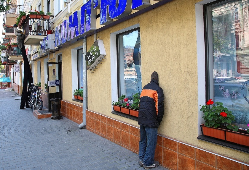 840x575, 213 Kb / улица, стена, сквозь, вывеска, балкон, воры, цветы