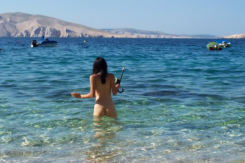 1000x664, 168 Kb / море, маска, трубка, брюнетка, попа, ныряльщица