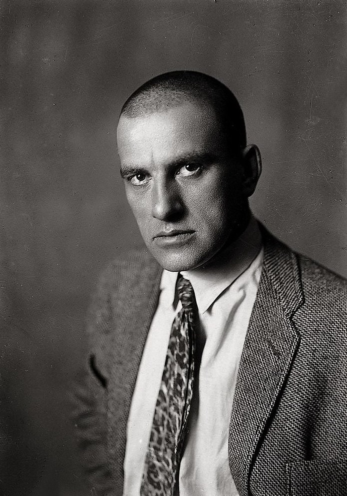 695x993, 234 Kb / Маяковский, портрет