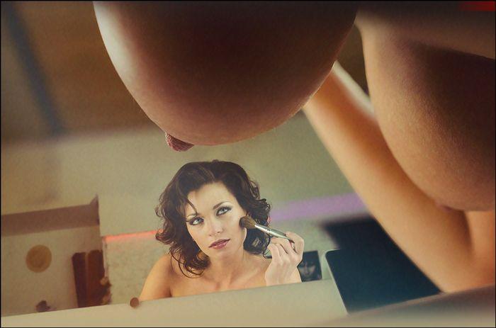 700x463, 31 Kb / зеркало, брюнетка, сиськи