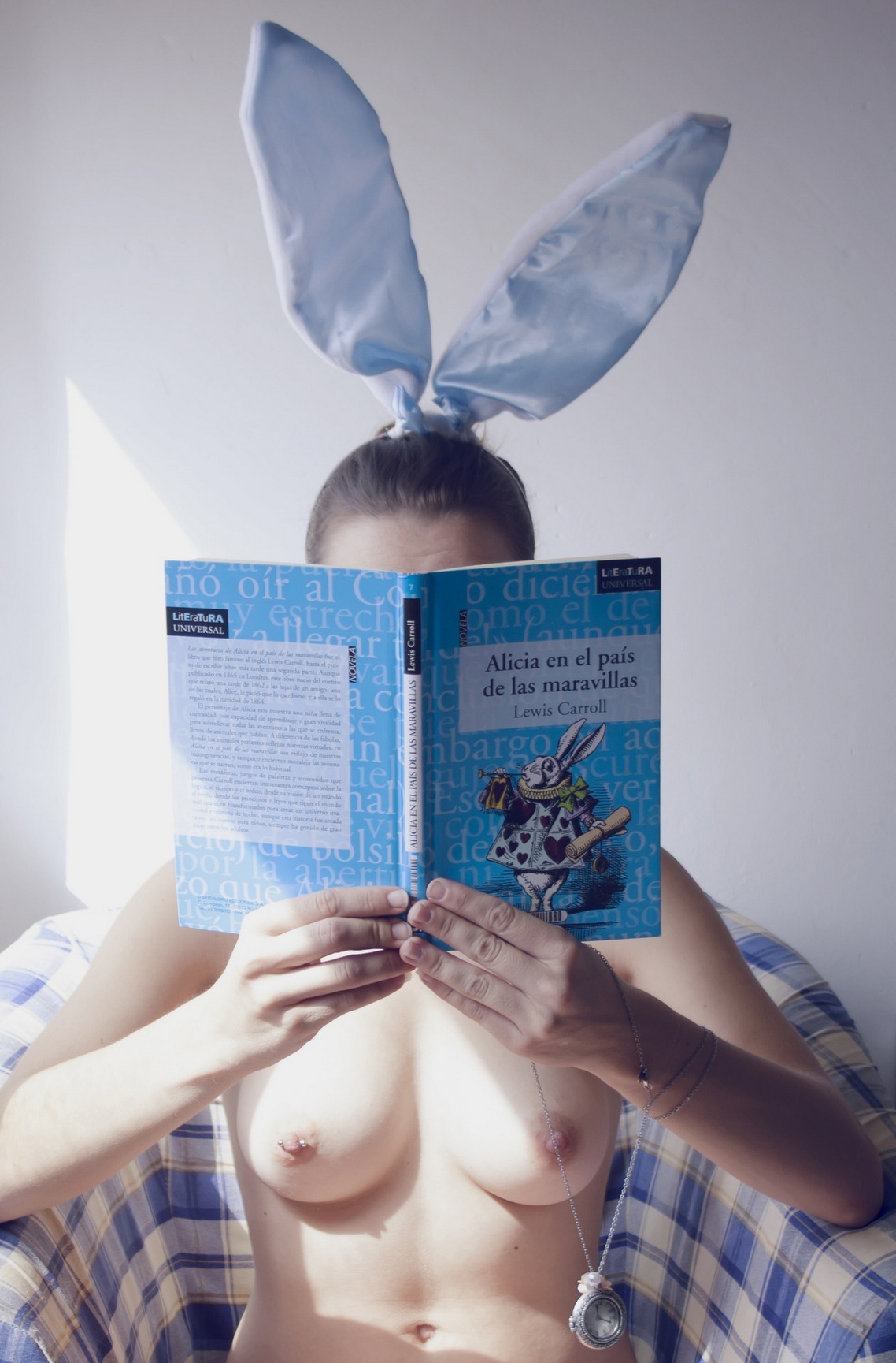 1138x1729, 278 Kb / кресло, книга, алиса, ушки, часы, пирсинг