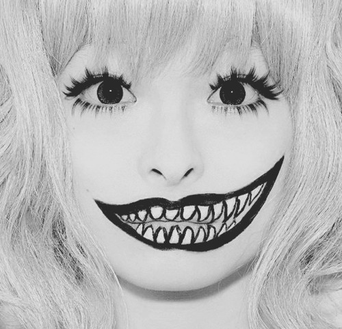 500x481, 67 Kb / девушка, ч/б, макияж, улыбка, зубы, оскал, кошмарик