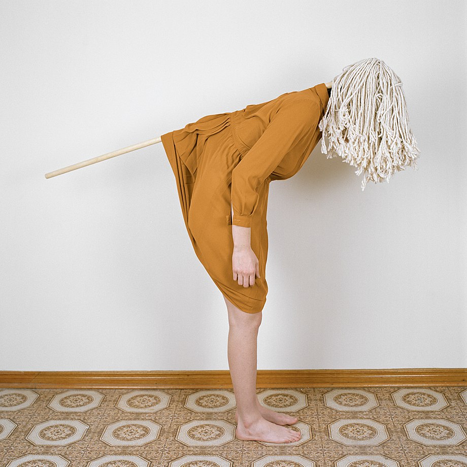 920x920, 158 Kb / девушка, швабра, Алексей Киселевич