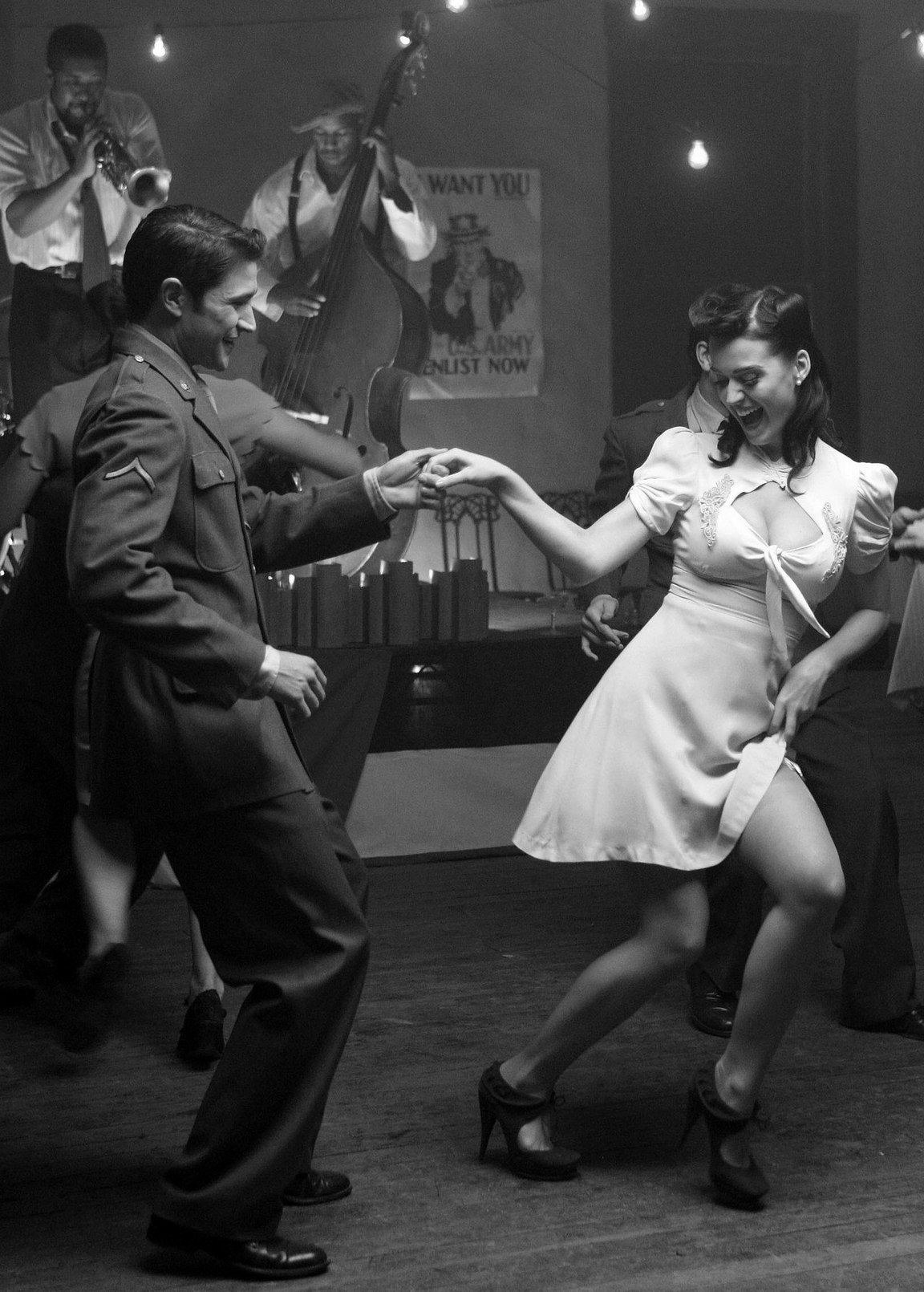 1152x1610, 294 Kb / танцы, белое, платье, военный, музыканты, ч/б
