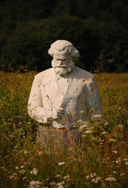 522x765, 151 Kb / бюст, пень, маркс, поле, трава