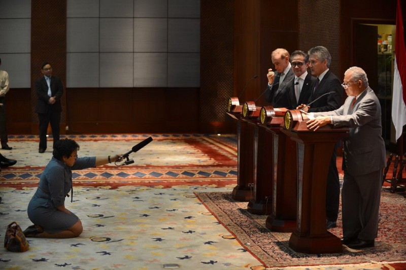 800x532, 97 Kb / пресс, конференция, журналистка, микрофон, ковер